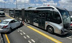 Küçükçekmece'de otomobil metrobüse çarptı