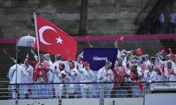 Paris Olimpiyat Oyunları’nda geçit töreni: Bayrağımızı Mete Gazoz ve Busenaz Sürmeneli taşıdı