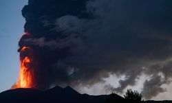 Etna Yanardağı yine patladı: Uçaklara kırmızı kodlu uyarı verildi