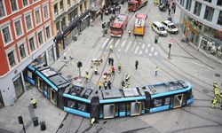 Bu kez gelen müşteri olmadı: Apple Store'a tramvay girdi