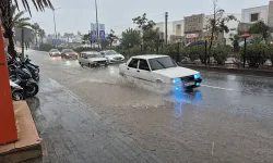 Meteoroloji uyarmıştı! Bodrum'da sağanak yolları göle çevirdi!