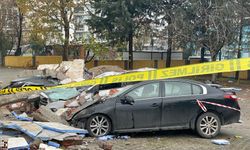 Veli toplantısı sırasında otomobillerin üzerine duvar devrildi: Çok sayıda yaralı var