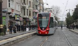 İstanbul'da tramvay arızası! Seferler durdu, vatandaş soğuk havada yürüdü