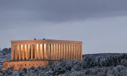 Ankara'da kar yağışı: Anıtkabir'de kartposttalık görüntü!