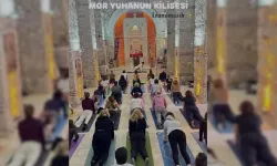 Dini değerler hiçe sayıldı! Mardin'deki Mor Yuhanon Kilisesi'nde amuda kalkıp yoga yaptılar