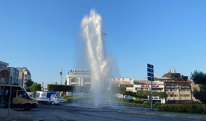 İstanbul'un göbeğinde şaşırtan manzara: Tonlarca su metrelerce yukarı fışkırdı