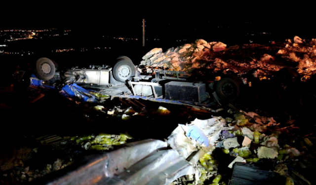 Mersin’de tır devrildi: Sürücü hayatını kaybetti