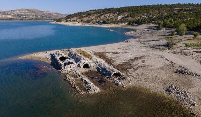 Barajdan su çekilince Selçuklu hanı ortaya çıktı