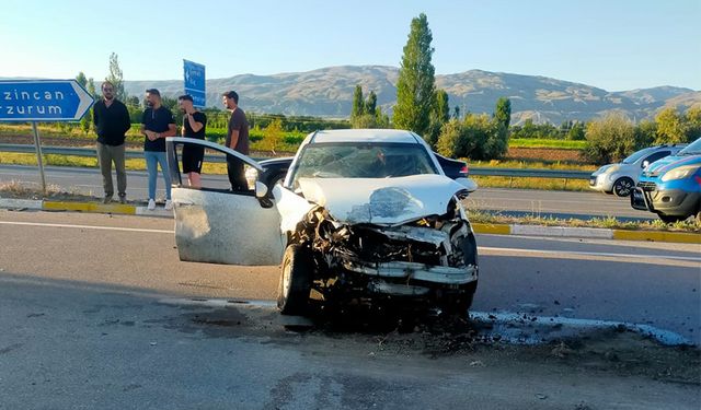 Erzincan’da iki otomobil çarpıştı: 8 yaralı