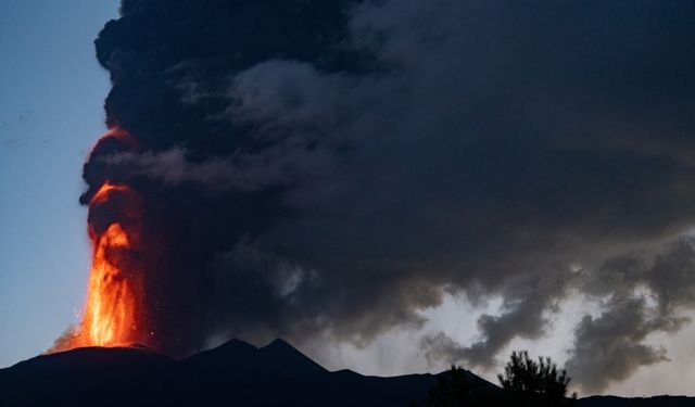 Etna Yanardağı yine patladı: Uçaklara kırmızı kodlu uyarı verildi