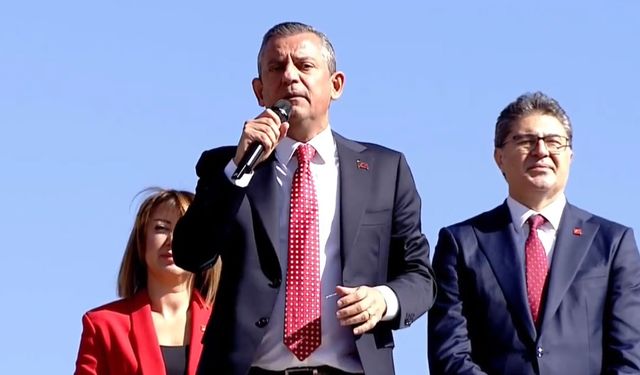 CHP lideri Özel, 1. Meclis önünde vatandaşlara seslendi! "Şehitlerimizin rızası olmayacak bir şeyin tarafı olmayacağız"