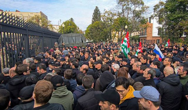 Gürcistan sokakları karıştı: Parlamento binasını bastılar!