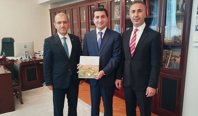 'Azerbaycan'ın Sırları' kitabı Hikmet Hacıyev'e verildi