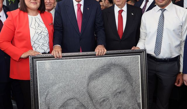 Erdoğan'a Kıbrıs'ta filografi hediye edildi