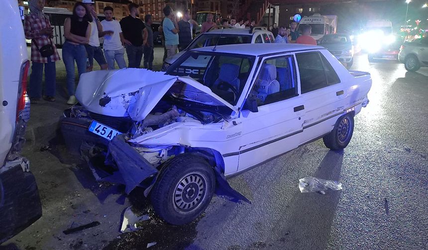 Manisa'da otomobil 3 araca çarptı: 10 yaralı