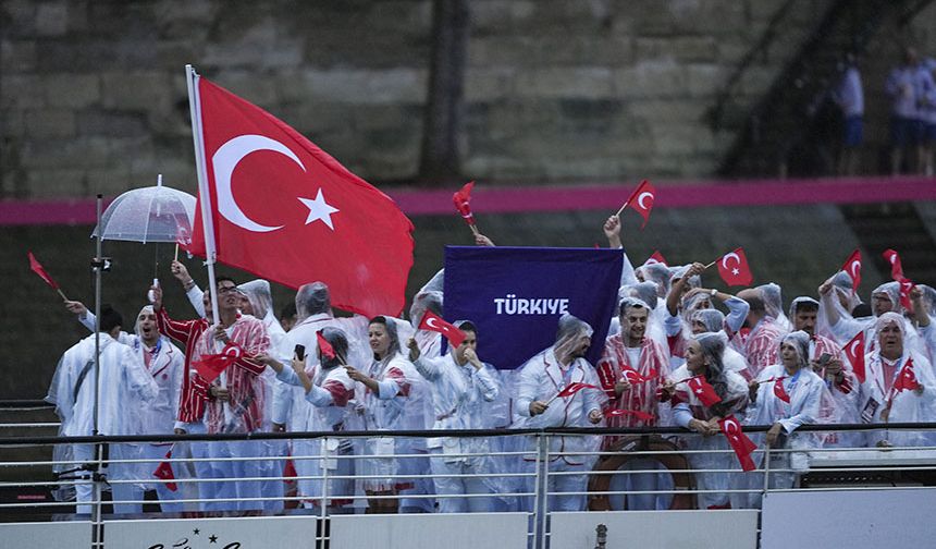 Paris Olimpiyat Oyunları’nda geçit töreni: Bayrağımızı Mete Gazoz ve Busenaz Sürmeneli taşıdı