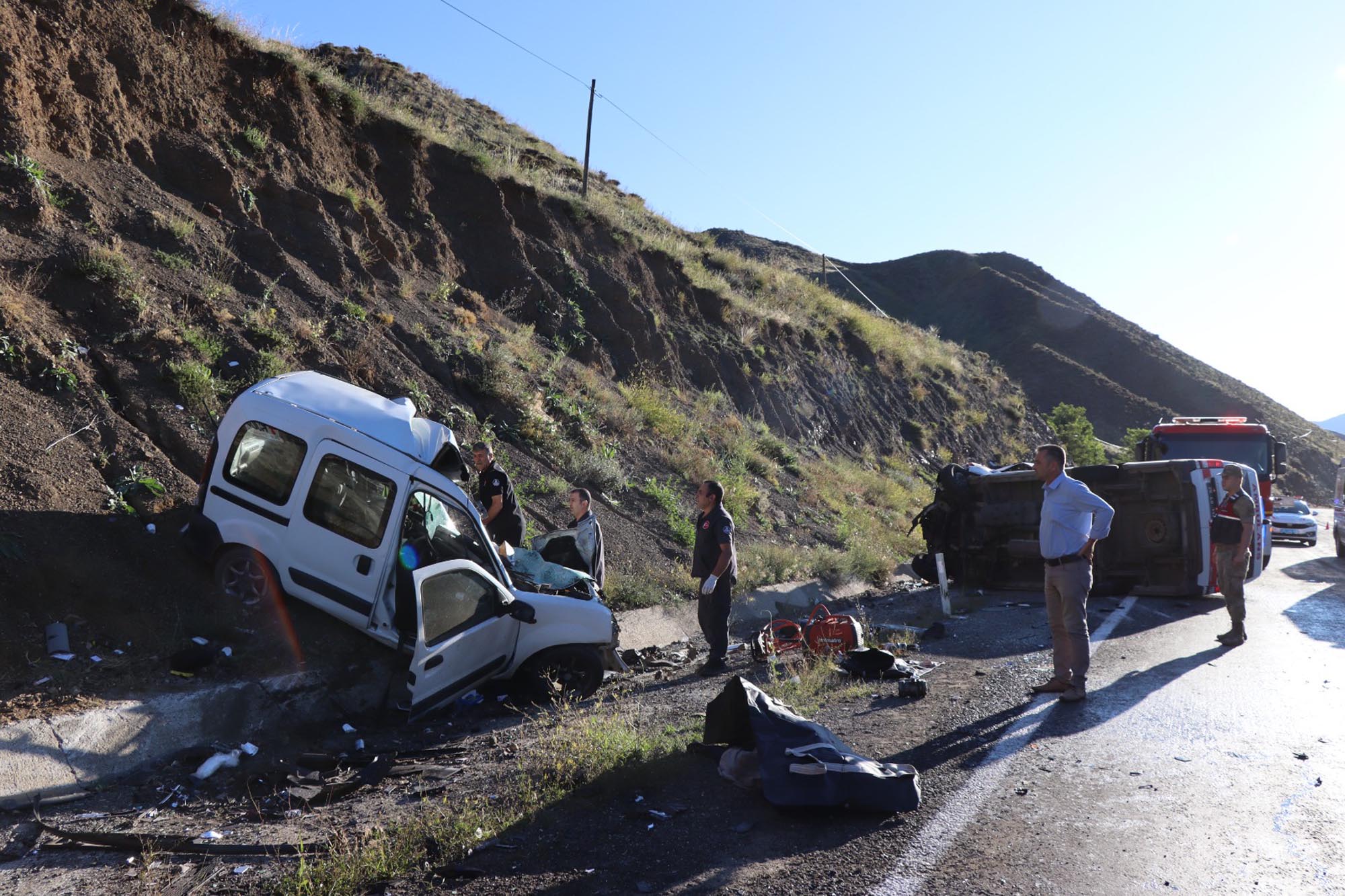 Erzurum'da ambulans ile ticari araç çarpıştı! 4 kişi öldü - Ekol TV -  Türkiye ve Dünya'dan Son Dakika Haberleri