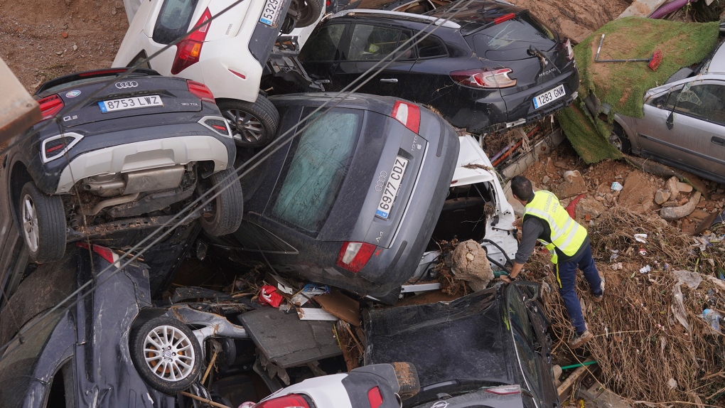 A Civil Guard Searches For Survivors In Spain 1 7095034 1730463718831